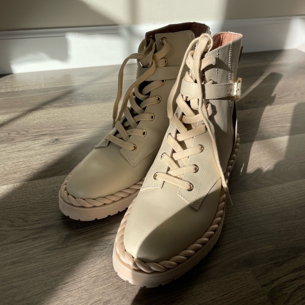 NWB Women’s Louis et Cie Sabri Boot in Eggshell
Smooth Calf, Size 7.5
